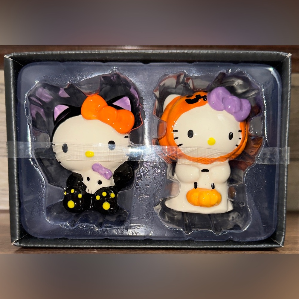 🥰 Blue Sky Clayworks Halloween Hello Kitty Cat & Pumpkin Salt & Pepper Shakers